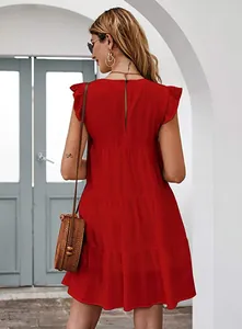 Vista posteriore di un abito corto rosso a balze senza maniche da donna per l'estate