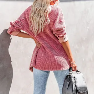 Nahaufnahme der rosa Waffelstrickjacke mit strukturierten Ärmeln und Manschetten