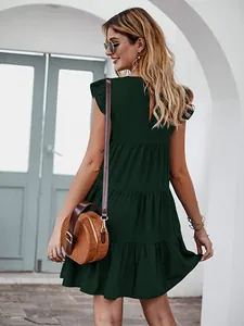 Vista posteriore di un vestito senza maniche a balze verde scuro su una donna
