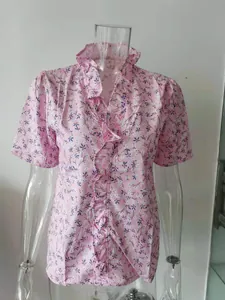 Vista dettagliata di una camicetta rosa a fiori con volant da donna e colletto alla coreana
