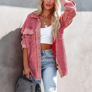 Nahaufnahme der rosa Damen-Strickjacke mit Revers und Knopfleiste aus Cordgewebe