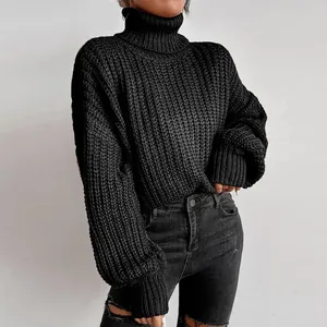 Detailansicht eines übergroßen schwarzen Rollkragen-Strickpullovers für Damen im Herbst