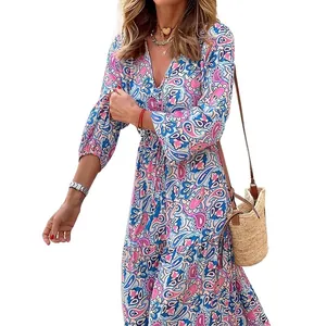 Vue détaillée de l'imprimé cachemire bohème sur cette robe longue fluide à col en V chic