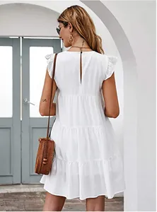 Elegante vista posteriore di un mini abito bianco a balze senza maniche con spalle arricciate