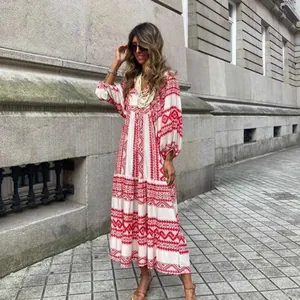 Elegantes Boho-Maxikleid für Damen mit rotem geometrischem Muster und weiten Puffärmeln
