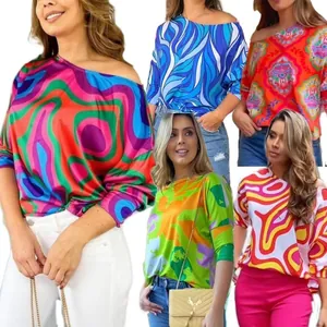 Detailansicht bunter geometrischer Printmuster auf lockeren schulterfreien Damen-T-Shirts.
