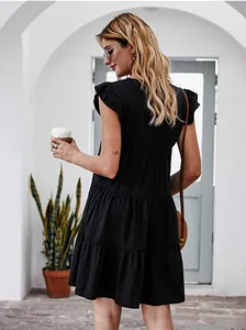 Vista posteriore dettagliata di un mini abito nero senza maniche a balze da donna