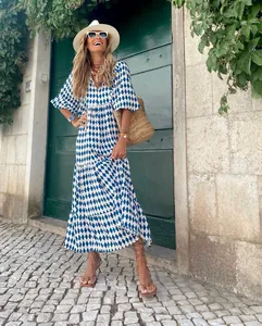 Blau-weißes Maxikleid mit geometrischem Rautenmuster und Puffärmeln in Straßenumgebung