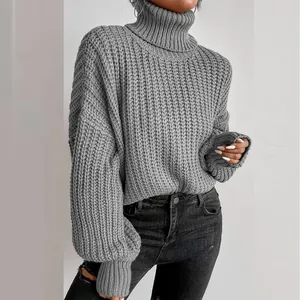Detailansicht des grauen grob gestrickten Rollkragenpullovers für Damen im Loose Fit