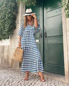 Elegantes Maxikleid mit geometrischem Muster und Puffärmeln für den herbstlichen Streetstyle.