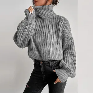 Grauer Grobstrickpullover mit Rollkragen, überschnittenen Schultern und lockerer Passform
