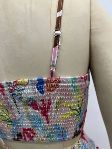 Vue détaillée de la bretelle réglable et du bustier smocké à imprimé fleuri