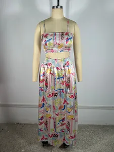Ensemble de vacances deux pièces avec crop top smocké et jupe longue à imprimé tropical