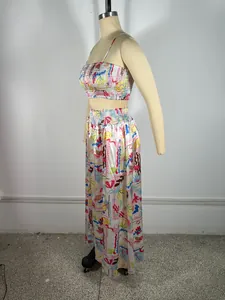 Ensemble de vacances deux pièces avec top bustier froncé et jupe longue imprimée