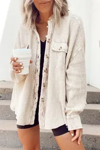 Κομψό casual oversized μπεζ κοτλέ πουκάμισο-τζάκετ με κουμπιά και τσέπη για γυναίκες.
