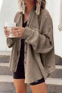Κοντινό πλάνο oversized πουκάμισο-τζάκετ με ύφανση waffle και κουμπιά σε λαδί.