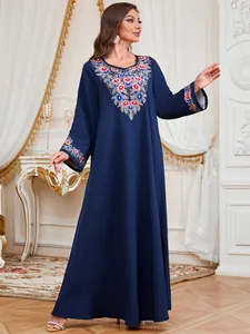 Elegante marineblauwe vloerlange jurk met bloemenborduursel en parelkralen details