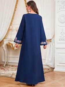 Detail van het elegante bloemenborduurwerk op de mouw van deze donkerblauwe kaftan jurk