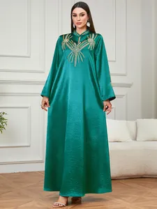 Elegante túnica de satén verde esmeralda con intrincados bordados florales dorados