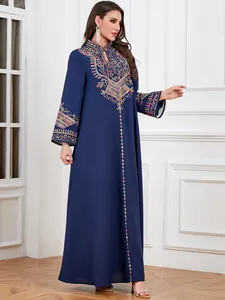 Detailaufnahme eines eleganten marineblauen Gewands mit farbenfroher Ethno-Stickerei