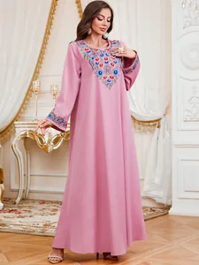 Elegante roze maxi-jurk met bloemenborduursel en kralen voor dames.