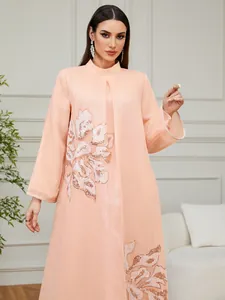 Elegante túnica larga color melocotón con bordado floral de lentejuelas y cuello alto