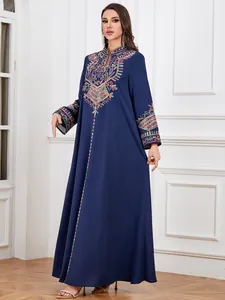 Detailansicht des eleganten marineblauen Kaftans mit kunstvoller farbiger Seilstickerei.