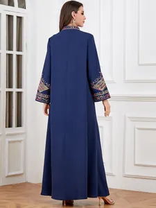 Rückansicht der eleganten marineblauen Robe mit farbenfroher Seilstickerei an den Ärmeln