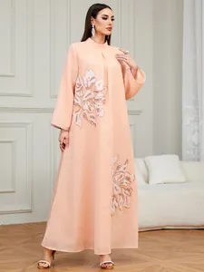 Elegante vestido largo abaya color melocotón con bordado floral y cuello alto