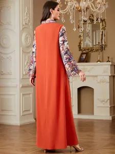Elegante abito Jalabiya arancione con maniche lunghe a stampa etnica visto da dietro