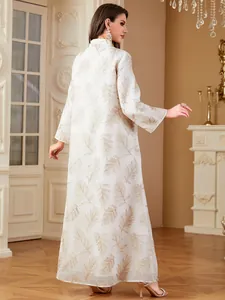 Achteraanzicht van elegante witte abaya met goudbladborduurwerk in interieur