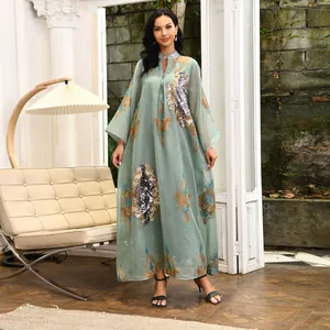 Elegantes minzgrünes Abendkleid mit Goldstickerei und Paillettendetails in Luxusumgebung
