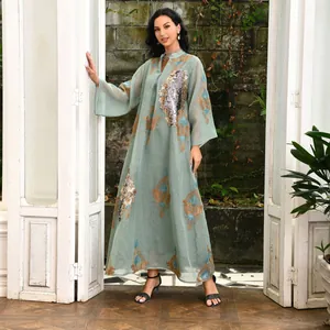Elegantes salbeigrünes langärmliges Abendkleid mit Paillettenbestickung