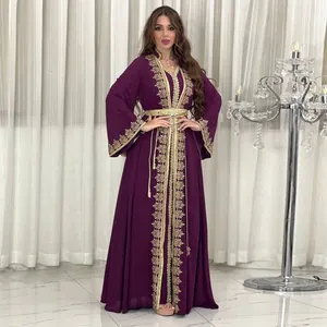 Eleganter lila marokkanischer Kaftan mit goldener Stickerei und passendem Gürtel