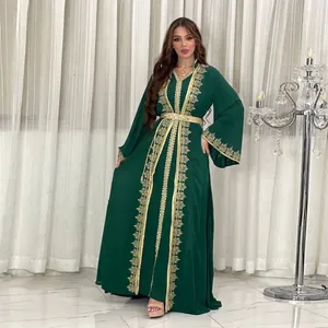 Detaillierte Ansicht des dunkelgrünen marokkanischen Kaftan-Kleids mit Goldstickerei