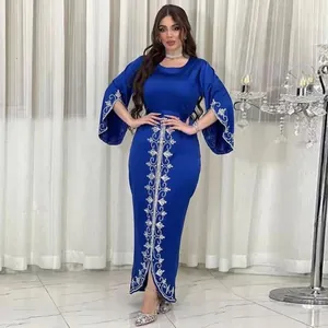 Elegante vestido de noche de satén azul real con bordado detallado de pedrería plata.