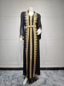 Elegantes schwarzes langes Kleid mit aufwendigen Goldstickereien und luxuriösen Details.