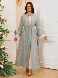Elegante abito lungo ricamato azzurro in due pezzi con maniche a campana e cintura