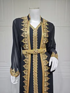 Nahaufnahme der exquisiten goldenen Paillettenstickerei auf diesem eleganten Abaya-Kleid.