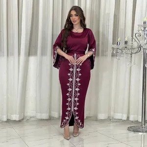 Exquisito vestido de noche de satén granate con elaborados detalles de strass plateados