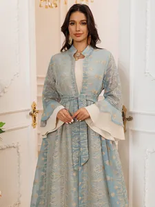 Elegante set di due pezzi vestito lungo ricamato azzurro con maniche a campana