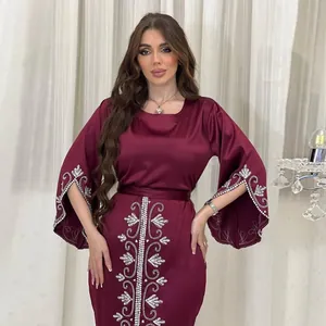 Elegante vestido de noche de satén burdeos con intrincados bordados de pedrería en las mangas