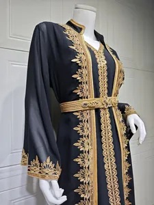 Detailansicht der eleganten schwarzen Abaya mit goldener Stickerei und Paillettenbesatz