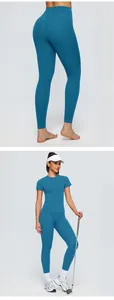 Vue détaillée de l'ensemble de yoga sarcelle avec haut à manches courtes et legging