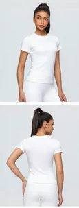 Vues avant et arrière détaillées d'un ensemble de yoga blanc pour fitness et sport.