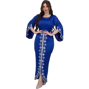 Elegante vestido de noche en satén azul con bordados de pedrería y mangas acampanadas