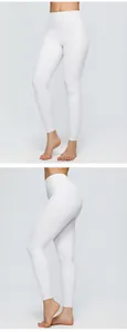 Vue détaillée des leggings de yoga blancs à taille haute avec texture brossée