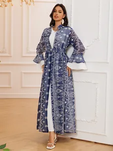 Vista dettagliata di un elegante caftano ricamato blu navy con accenti di maniche a campana.