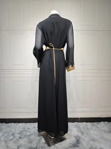 Rückansicht eines schwarzen Abaya-Kleides mit eleganter Goldstickerei und Band