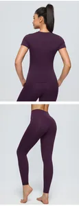 Vues détaillées de l'arrière d'un ensemble de yoga violet avec leggings de sport.